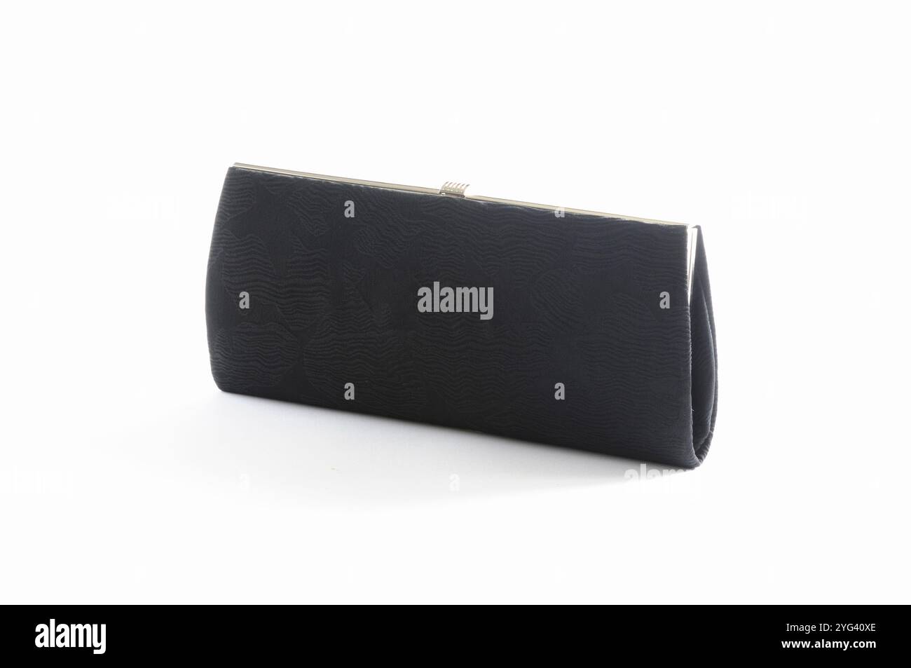 Alte Kimono-Handtasche im weißen Rückraum Stockfoto