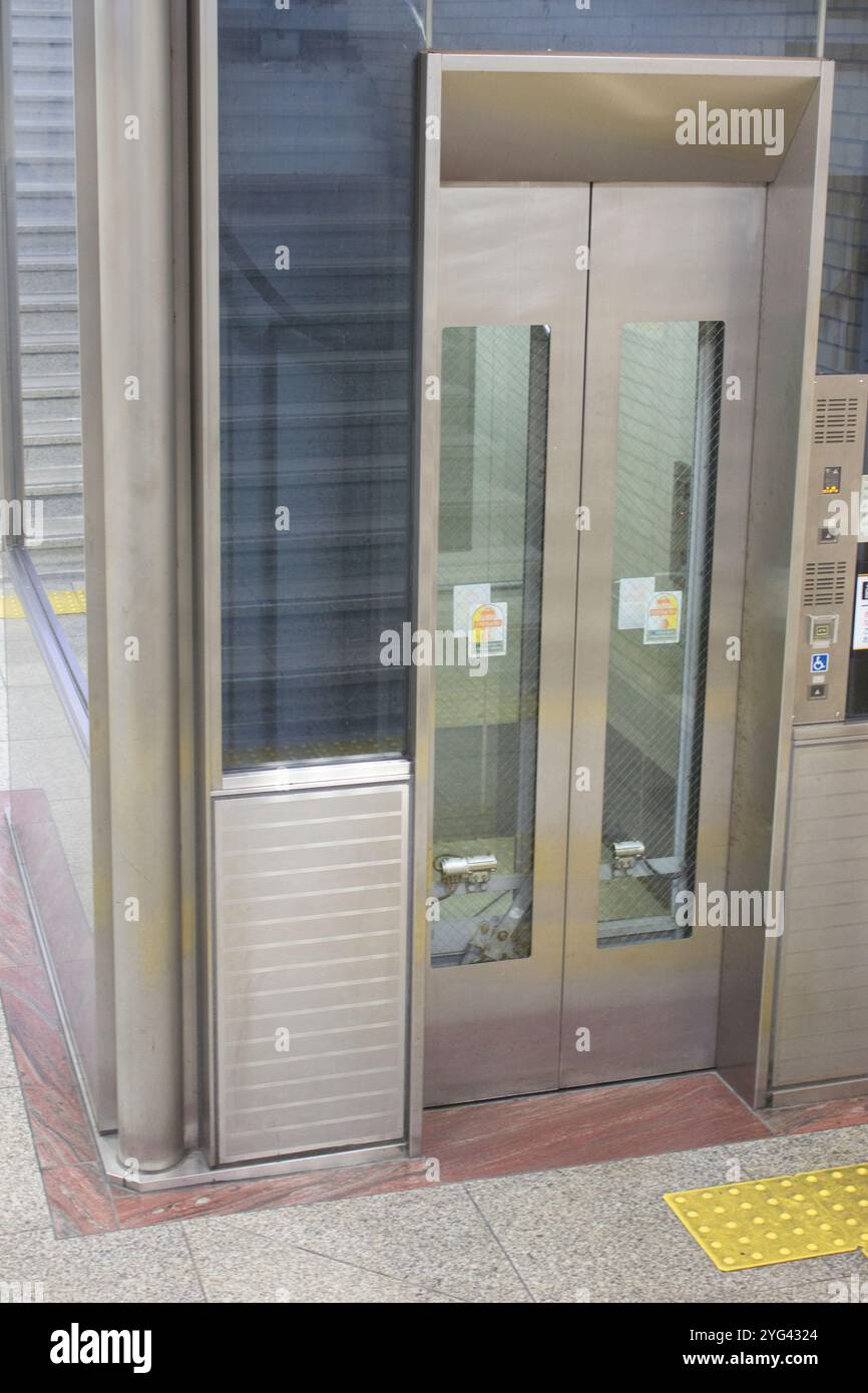 Aufzüge zwischen Bahndrehkreuzen und Bahnsteigen Stockfoto