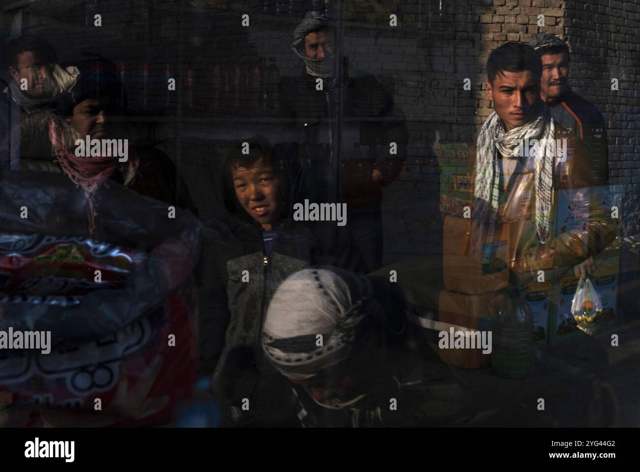 Männer und Jungen kaufen Kohle und Gas zum Kochen in einem Geschäft in Kabul, Afghanistan, 1. Februar 2020. Viele können sich keinen Strom leisten und verbrennen daher Kohle, g Stockfoto