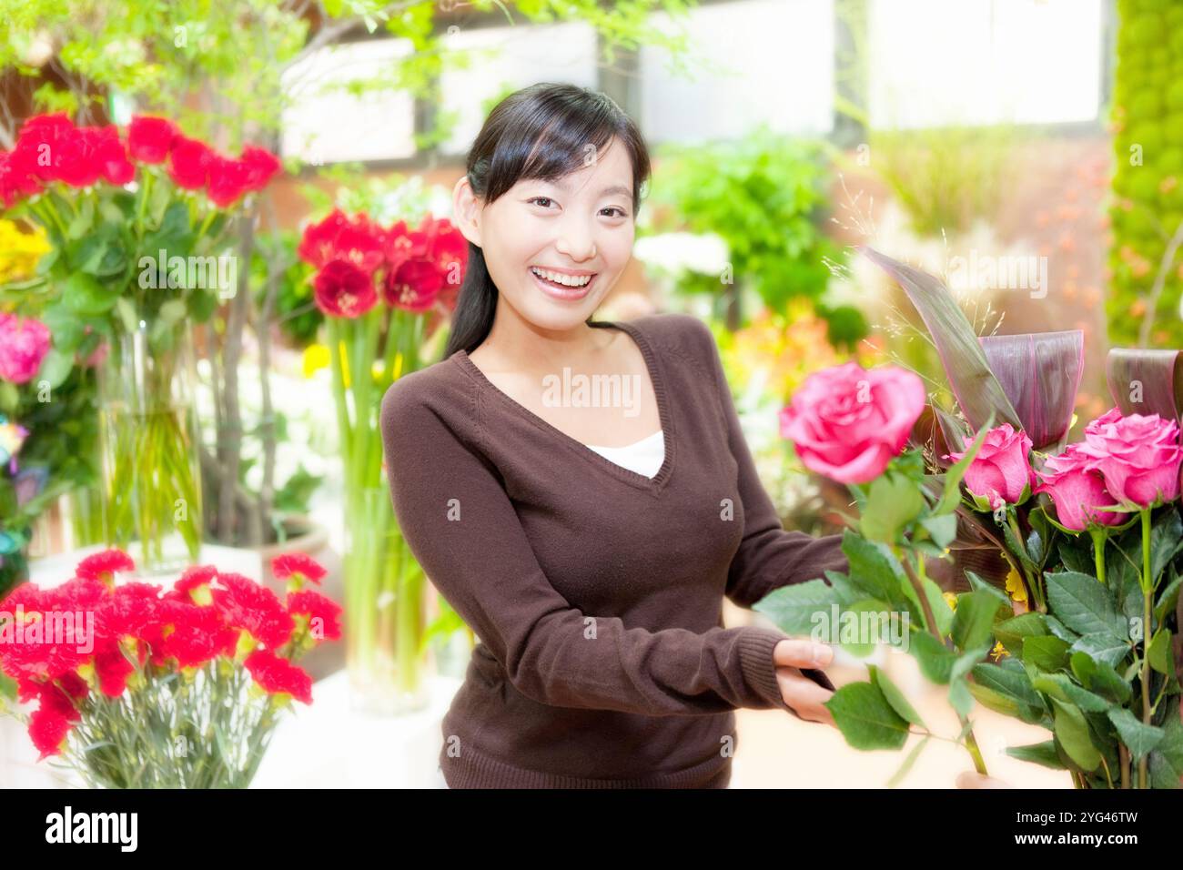 Frau Blumenstrauß empfangen Stockfoto