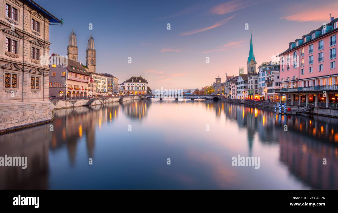 Zürich, Schweiz. Stadtbild von Zürich, Schweiz bei schönem Herbstuntergang. Stockfoto