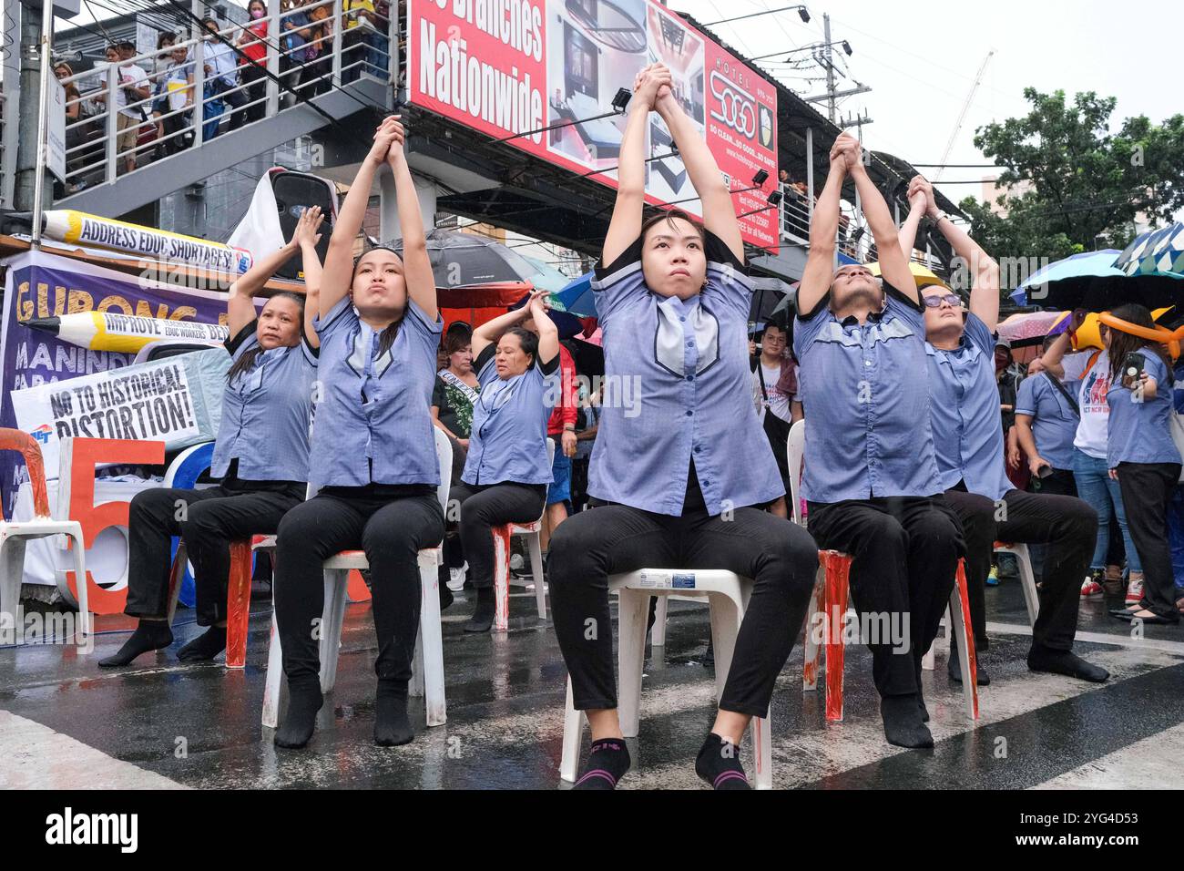 Am 5. Oktober 2023 protestieren Gewerkschaften und Gruppen der Allianz der betroffenen Lehrer in Manila, Philippinen, um den Weltlehrertag zu feiern. Die Demonstration konzentriert sich auf die Forderung nach höheren Löhnen, besseren Arbeitsbedingungen, die Abschaffung des vertraulichen Fonds der Regierungen und die Verurteilung der Profilerstellung und der roten Kennzeichnung von Gewerkschaftern und Aktivisten durch staatliche Kräfte. Die Veranstaltung umfasst ein Programm und eine kulturelle Aufführung im Mendiola Peace Arch in Manila. Manila Metro Manila Philippinen Copyright: XDeoxMontesclarosx Stockfoto