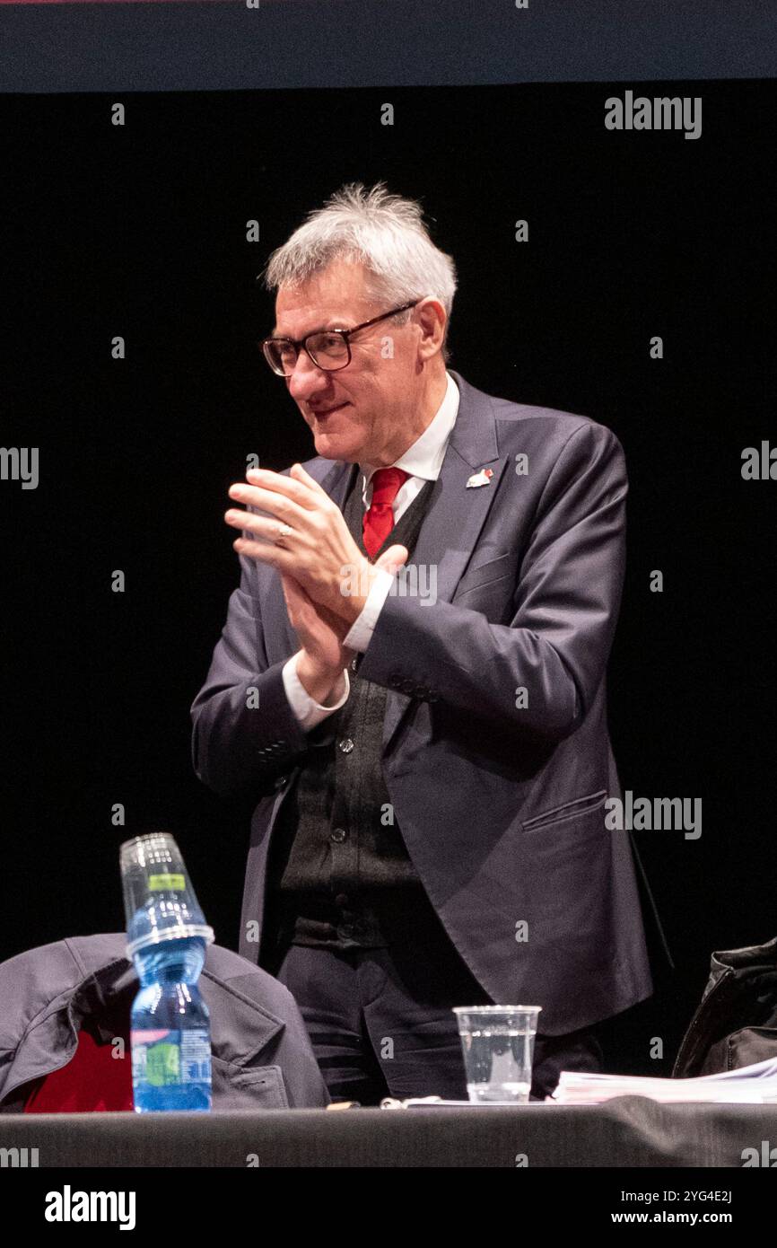 Mailand, Italien. November 2024. Teatro Giorgio Gaber. Assemblea nazionale CGIL "L'intelligenza del lavoro". - Cronaca - Milano, Italia - Mercoled&#xec; 6. November 2024 (Foto Alessandro Cimma/Lapresse) Giorgio Gaber Theater. CGIL National Assembly &#x201c;die Intelligenz der Arbeit.&#x201d; - Chronik - Mailand, Italien - Mittwoch, 6. November 2024 (Foto Alessandro Cimma/Lapresse) Maurizio Landini Credit: LaPresse/Alamy Live News Stockfoto