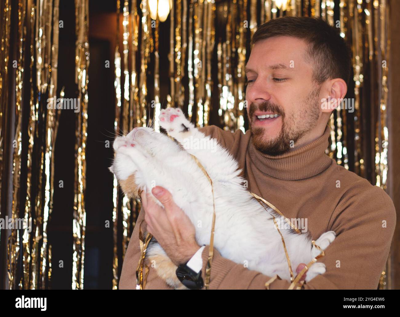 Junger Kerl und seine geliebte Katze Stockfoto