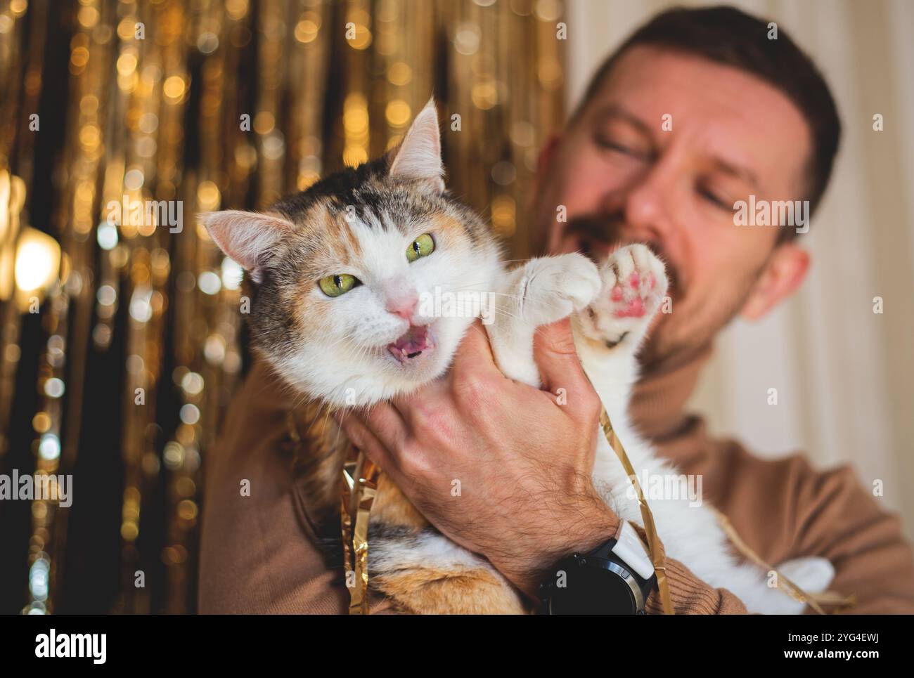 Junger Kerl und seine geliebte Katze Stockfoto