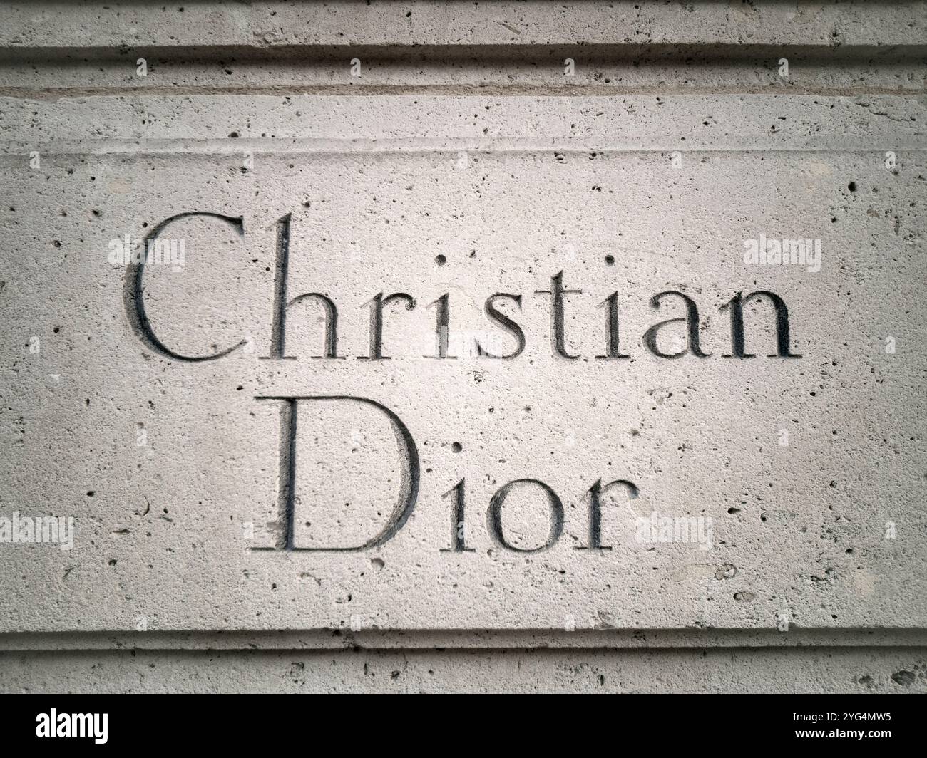 Name Christian Dior am Eingang des Modehauses Dior an der 30 Avenue Montaigne, Paris, Frankreich - Smartphone-aufgenommenes Stockfoto
