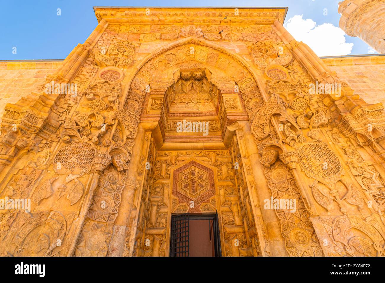 Tor der Großen Moschee von Divrigi alias Divrigi Ulucamii. Gemeißelte Steindekorationen. Sivas Türkei - 6.26.2024 Stockfoto