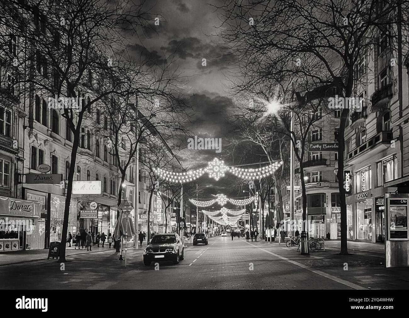 Wien, Österreich 10.25.2023 Weihnachtszeit. Die Straßen sind wunderschön beleuchtet mit Lichtern. Schwarzweißfoto einer Stadtstraße bei Nacht mit Stockfoto