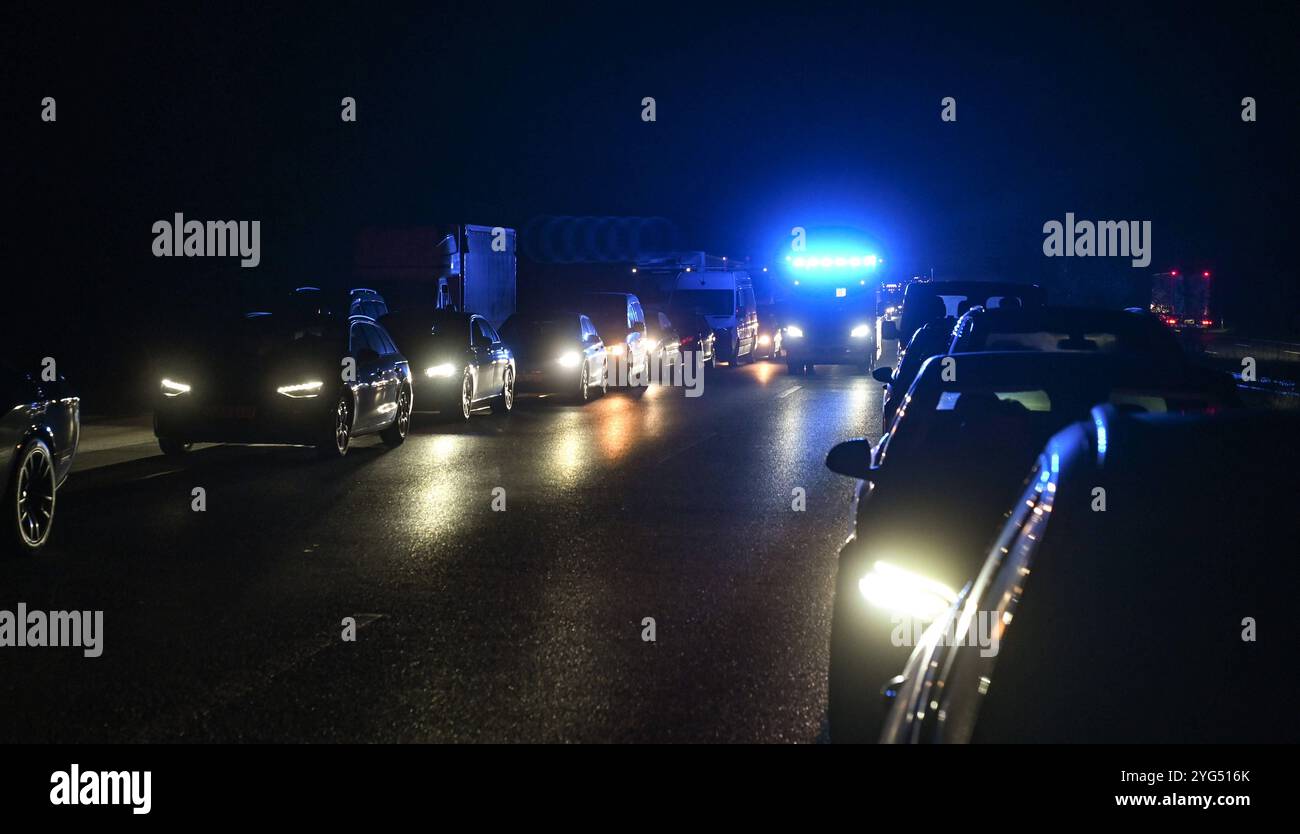 Unfall und Vollsperrung ab 22:30 Uhr auf A3 zw. Kreuz Kaiserberg und Duisburg Wedau Fahrtrichtung Köln Unfall und Vollsperrung ab 22:30 Uhr auf A3 zw. Kreuz Kaiserberg und Duisburg Wedau Fahrtrichtung Köln. Fahrbahn komplett gesperrt. Verstand. 20 Einsatzfahrzeuge vor Ort. Notarzt, mehrere Rettungswagen, mehrere Feuerwehrfahrzeuge und Polizei. Foto ca. 400 Meter vor der Unfallstelle., Duisburg Nordrhein Westfalen *** Unfall und vollständige Schließung ab 10,30 Uhr auf der A3 zwischen Kaiserberg Anschlussstelle und Duisburg Wedau in Richtung Köln Unfall und vollständige Schließung ab 10,30 Uhr auf A3 BE Stockfoto