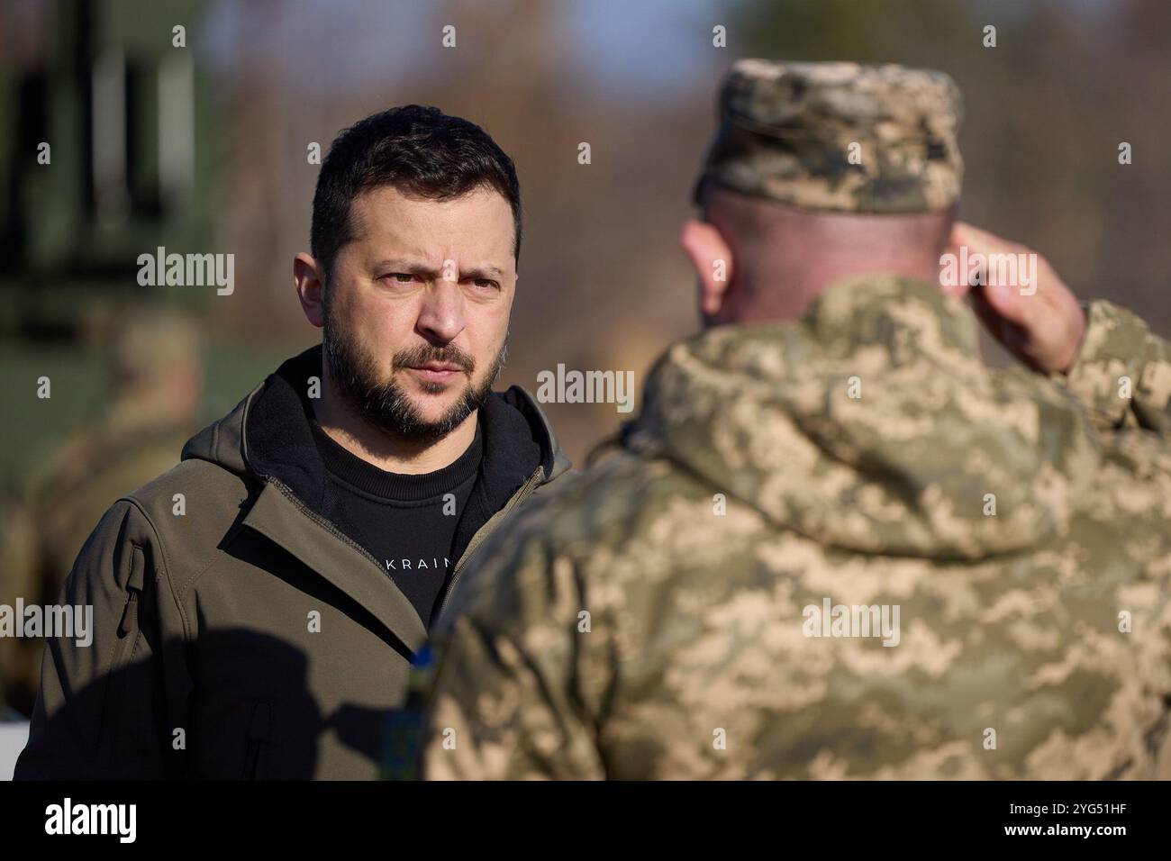 Wolodymyr Zelenskyj verleiht den ukrainischen Verteidigern anlässlich des Tages der Raketentruppen und der Artillerie und des Tages der Technischen Truppen staatliche Preise. 3. November 2023 - Foto der ukrainischen Regierung Stockfoto