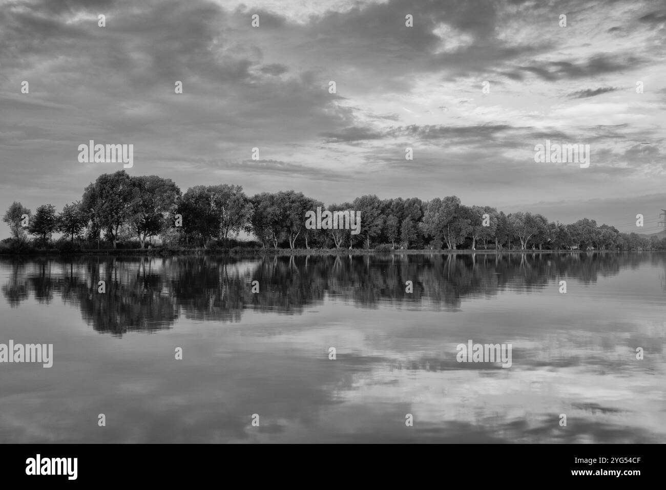 Herbstliche Reflexion über den Fischteich im Mittelböhmischen Hochland, Tschechien Stockfoto