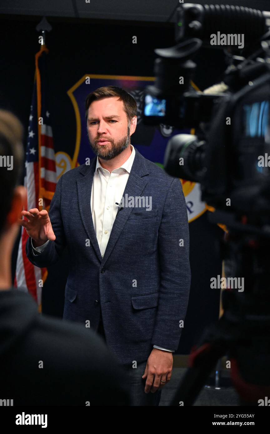 US-Senator Vance wird von lokalen Medien über die Information Surveillance Reconnaissance Group während einer Tour durch den 178. Flügel in Springfield, Ohio, interviewt. Die 178th stellt Einheiten bereit, um anhaltende Angriffe, Aufklärung, Überwachung und Aufklärung, Battle Management und Agile Combat Support durchzuführen, um Bundes- und Landesmissionen auszuführen und gleichzeitig aktiv mit der lokalen Gemeinde zu arbeiten. (Foto der U.S. Air Force von Airman 1st Class Colin Simpson) Stockfoto