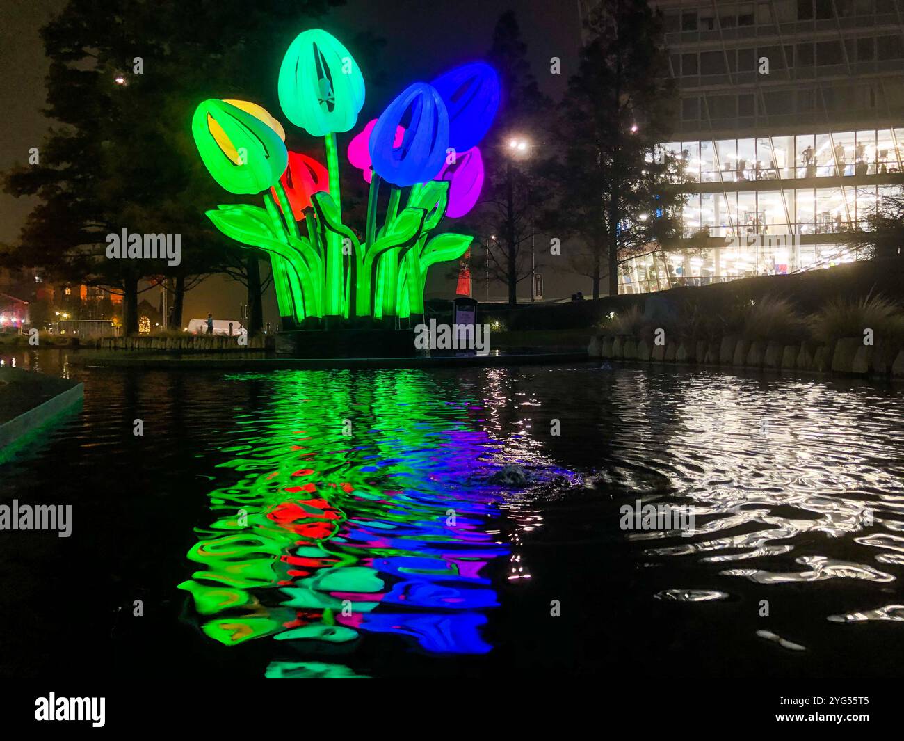 Liverpool, Großbritannien. 5. November 2024 die letzte Nacht des Flusses des Lichts in Liverpool, die für ihre neueste Ausgabe verspielt wurde, mit 12 großformatigen Installationen, die von einigen der besten Lichtkünstler der Welt präsentiert wurden und alle vom Thema „Play“ inspiriert wurden. Der River of Light ist von Freitag, 25. Oktober bis Dienstag, 5. November, 10 Nächte lang beleuchtet. Er besteht aus 12 Kunstwerken, die von einer Vielzahl lokaler, nationaler und internationaler Künstler auf einem 3 km langen Wanderweg am Wasser präsentiert werden. Stockfoto