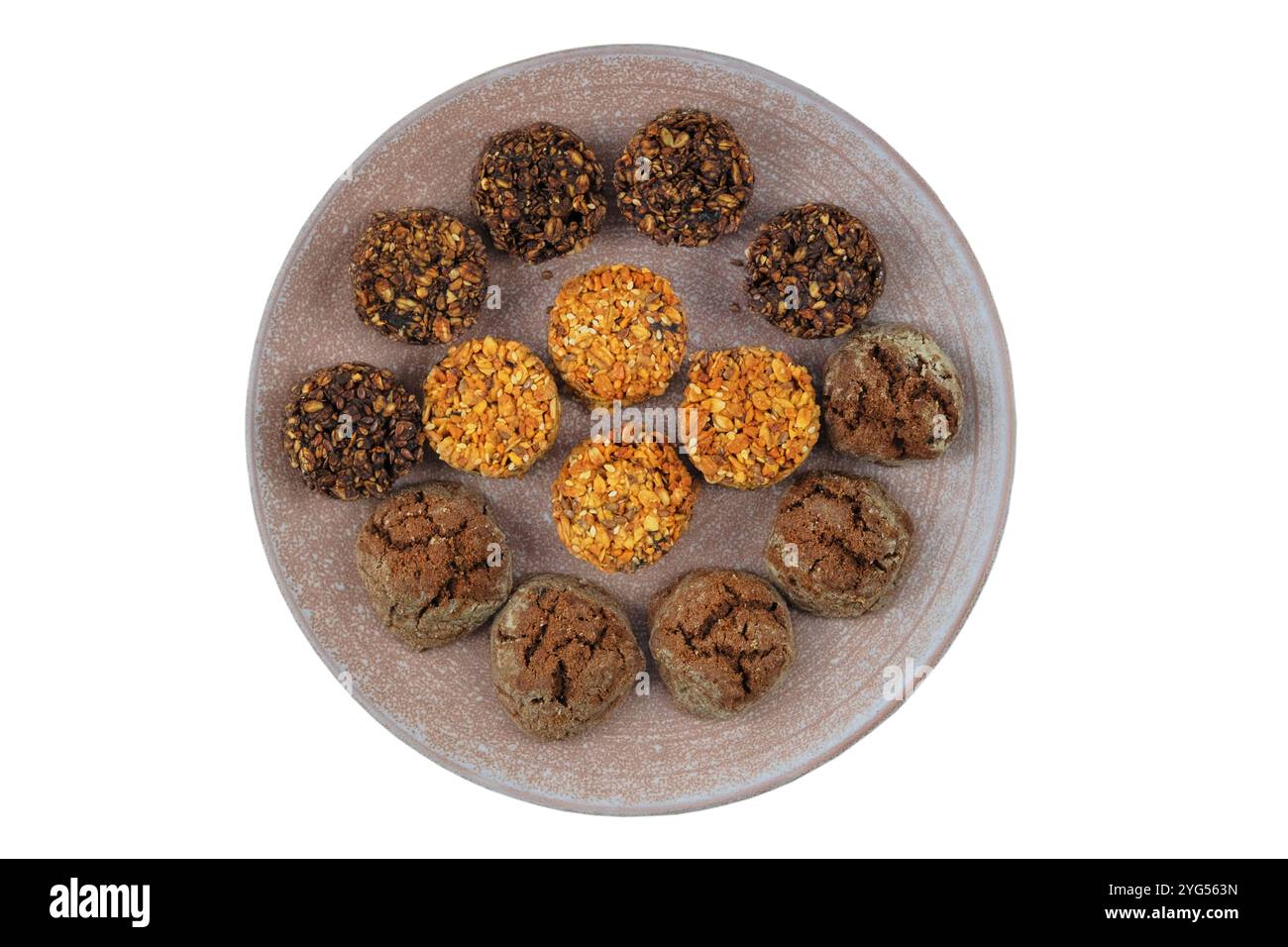 Schokoladen- und Getreidekekse in Keramikplatte isoliert auf weißem Hintergrund. Nahrhaftes Backen. Draufsicht. Stockfoto