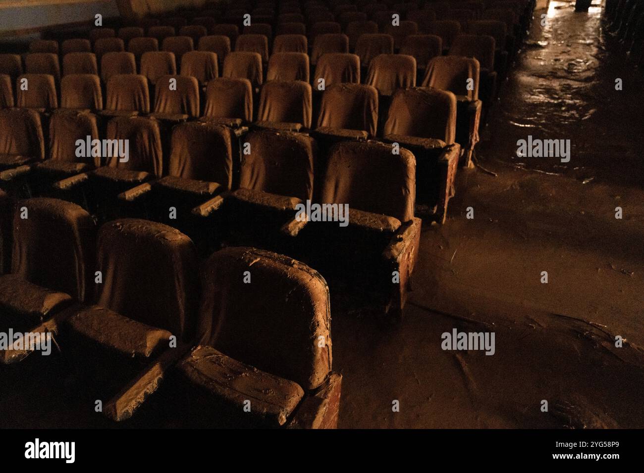 Paiporta, Valencia, Spanien - 4. November 2024. Das Auditorium in Florida wurde während der Überschwemmung in Paiporta zerstört, dem Boden Null der Naturkatastrophe. In diesem Theater spielte die „Primitiva Band“, ein Musikkollektiv, das in der Region berühmt ist. Luis, der Besitzer, zeigt an der Wand, auf welche Höhe das Hochwasser stieg und lässt einige der Instrumente unberührt. In der Bühne befindet sich noch eine Partitur für Hochsax, eines der Instrumente, die Vivian, der Regisseur, gespielt hat. Quelle: Roberto Arosio/Alamy Live News Stockfoto
