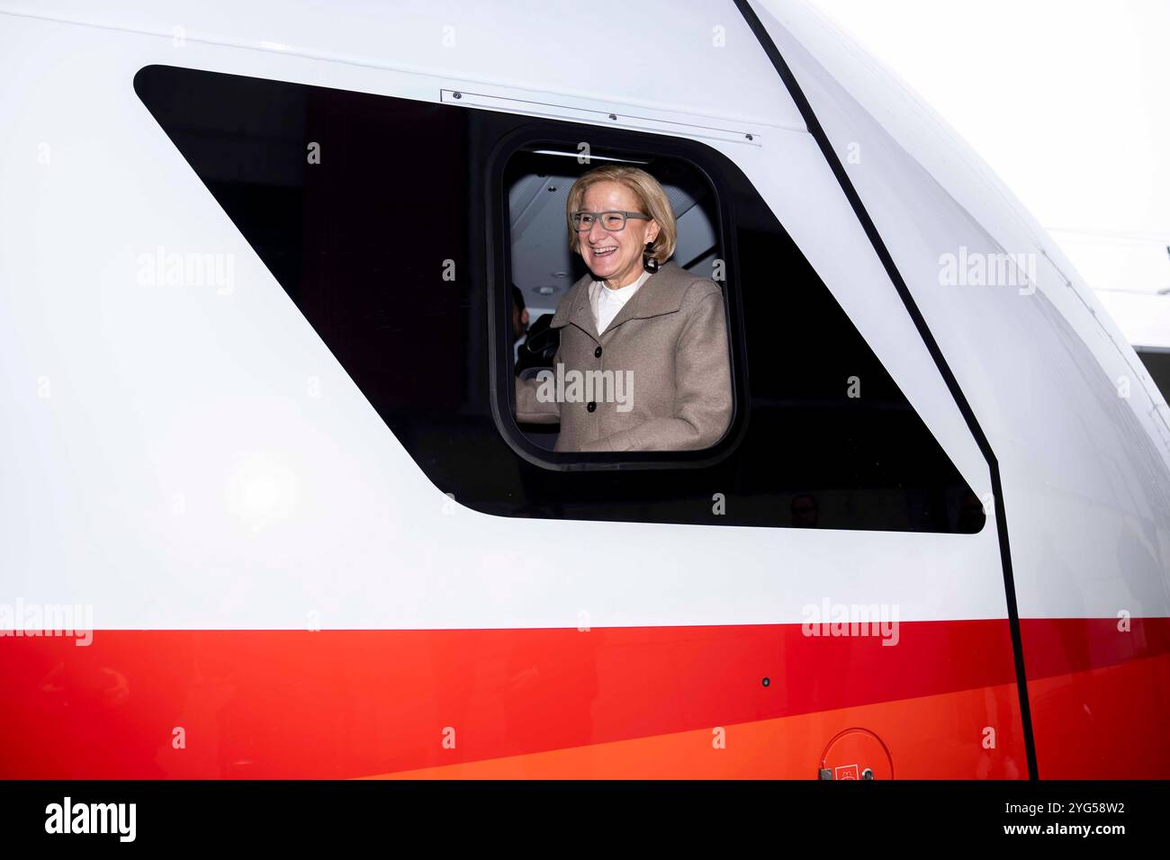 St. Poelten, Niederösterreich, Österreich. November 2024. JOHANNA MIKL-LEITNER, Landeshauptmann von Niederösterreich, blickt aus dem Führerhaus des Zuges bei Premier in Österreich eines neuen Doppeldeckerzuges von Stadler für die Österreichischen Eisenbahnen, sogenannter Cityjet der neuen Generation, Präsentation am Hauptbahnhof St. Poelten. (Kreditbild: © Andreas Stroh/ZUMA Press Wire) NUR REDAKTIONELLE VERWENDUNG! Nicht für kommerzielle ZWECKE! Stockfoto