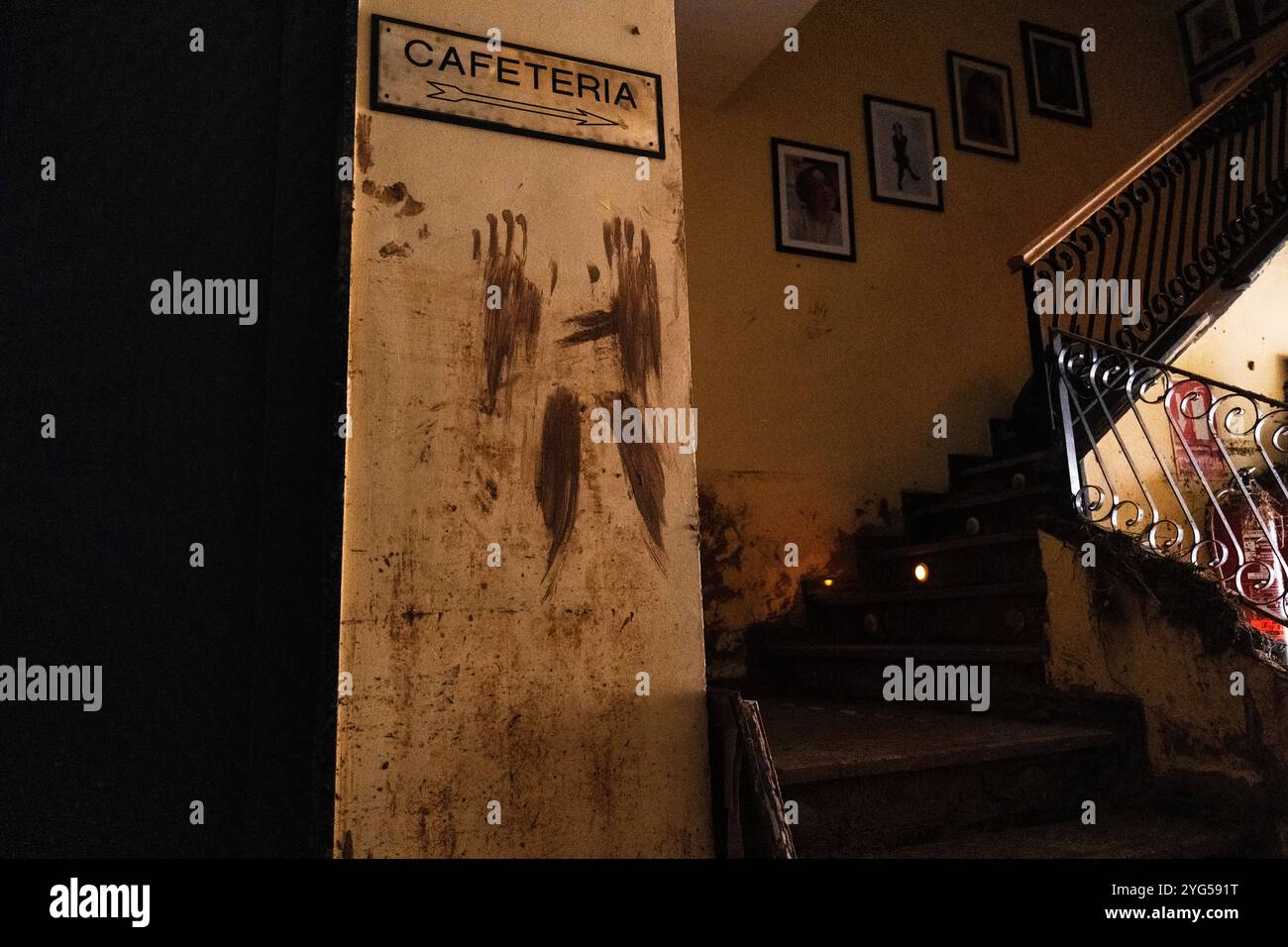 Paiporta, Valencia, Spanien - 4. November 2024. Das Auditorium in Florida wurde während der Überschwemmung in Paiporta zerstört, dem Boden Null der Naturkatastrophe. In diesem Theater spielte die „Primitiva Band“, ein Musikkollektiv, das in der Region berühmt ist. Luis, der Besitzer, zeigt an der Wand, auf welche Höhe das Hochwasser stieg und lässt einige der Instrumente unberührt. In der Bühne befindet sich noch eine Partitur für Hochsax, eines der Instrumente, die Vivian, der Regisseur, gespielt hat. Quelle: Roberto Arosio/Alamy Live News Stockfoto