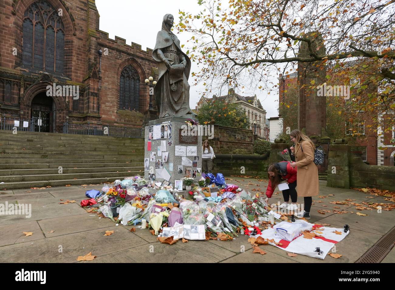 Wolverhampton, Großbritannien. November 2024. Die Menschen zollen Liam Payne am Fuße der Statue von Lady Wulfrun in der St. Peters Collegiate Church Credit: Gustavo Pantano/Alamy Live News Stockfoto