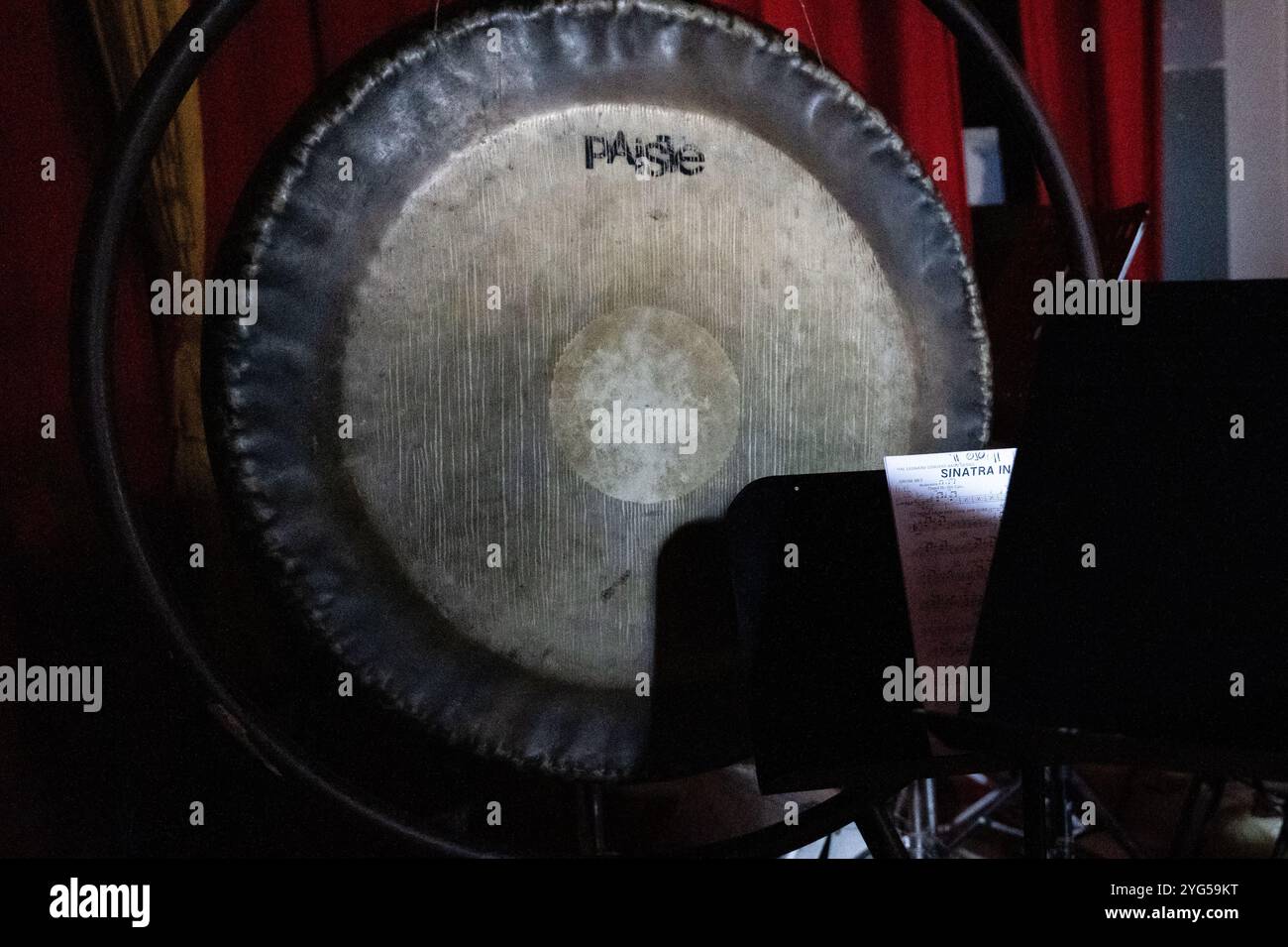 Paiporta, Valencia, Spanien - 4. November 2024. Das Auditorium in Florida wurde während der Überschwemmung in Paiporta zerstört, dem Boden Null der Naturkatastrophe. In diesem Theater spielte die „Primitiva Band“, ein Musikkollektiv, das in der Region berühmt ist. Luis, der Besitzer, zeigt an der Wand, auf welche Höhe das Hochwasser stieg und lässt einige der Instrumente unberührt. In der Bühne befindet sich noch eine Partitur für Hochsax, eines der Instrumente, die Vivian, der Regisseur, gespielt hat. Quelle: Roberto Arosio/Alamy Live News Stockfoto