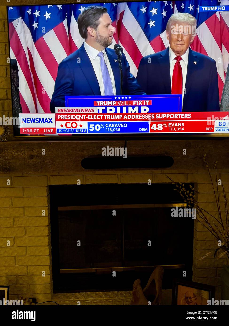 Donald J. Trump und der gewählte Vizepräsident J.D. Vance sprechen und feiern mit Verbündeten, Familie und Unterstützern nach dem Sieg bei den Präsidentschaftswahlen. USA - Smartphone-aufgenommenes Stockfoto