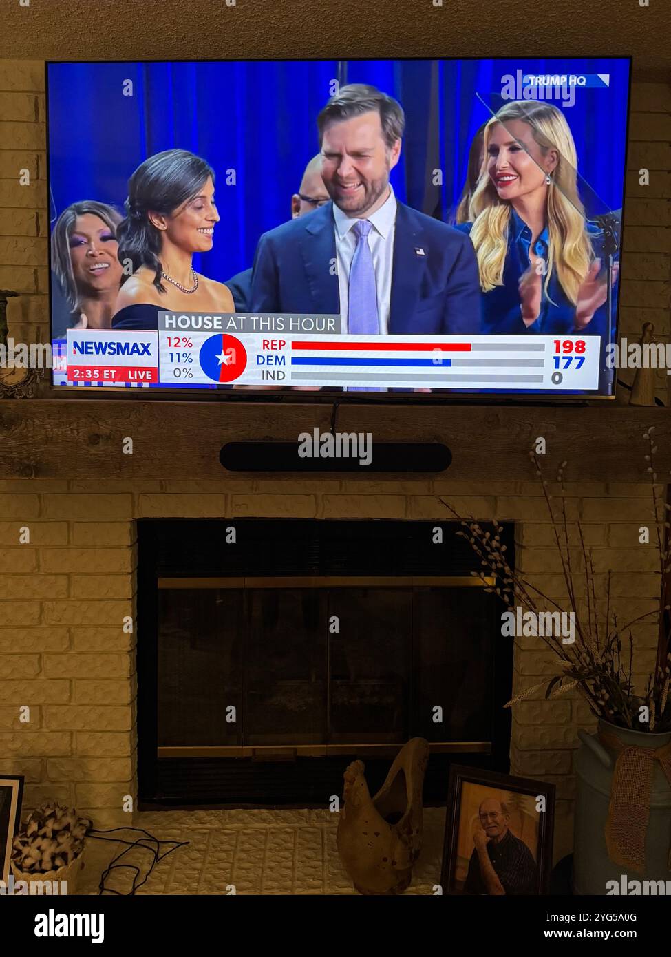 JD Vances kurze Post-Win-Rede, nachdem er die Vizepräsidentschaft gewonnen hatte und mit seiner Frau Ushah Cuhilukuri Vance stand. USA - Smartphone-aufgenommenes Stockfoto