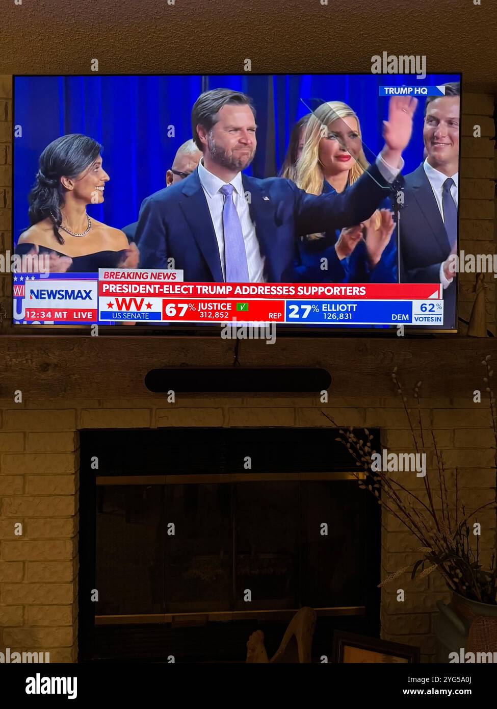 JD Vances kurze Rede nach dem Sieg, nachdem er die Vizepräsidentschaft gewonnen hatte, stand mit seiner Frau Ushah Cuhilukuri Vance. USA - Smartphone-aufgenommenes Stockfoto