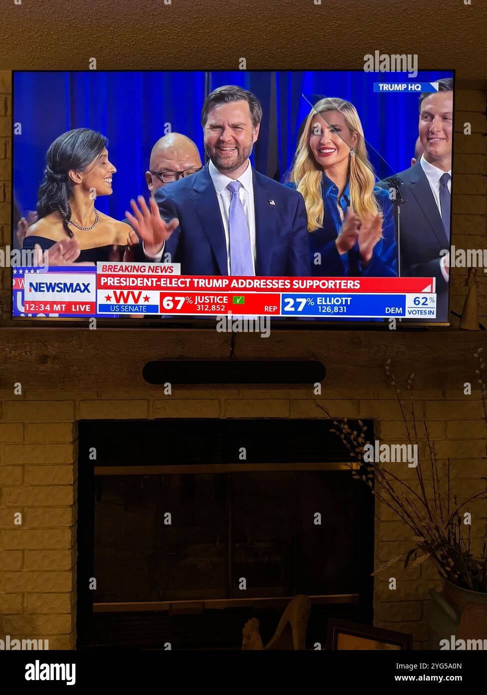 JD Vances kurze Post-Win-Rede, nachdem er die Vizepräsidentschaft gewonnen hatte und mit seiner Frau Ushah Cuhilukuri Vance stand. USA - Smartphone-aufgenommenes Stockfoto