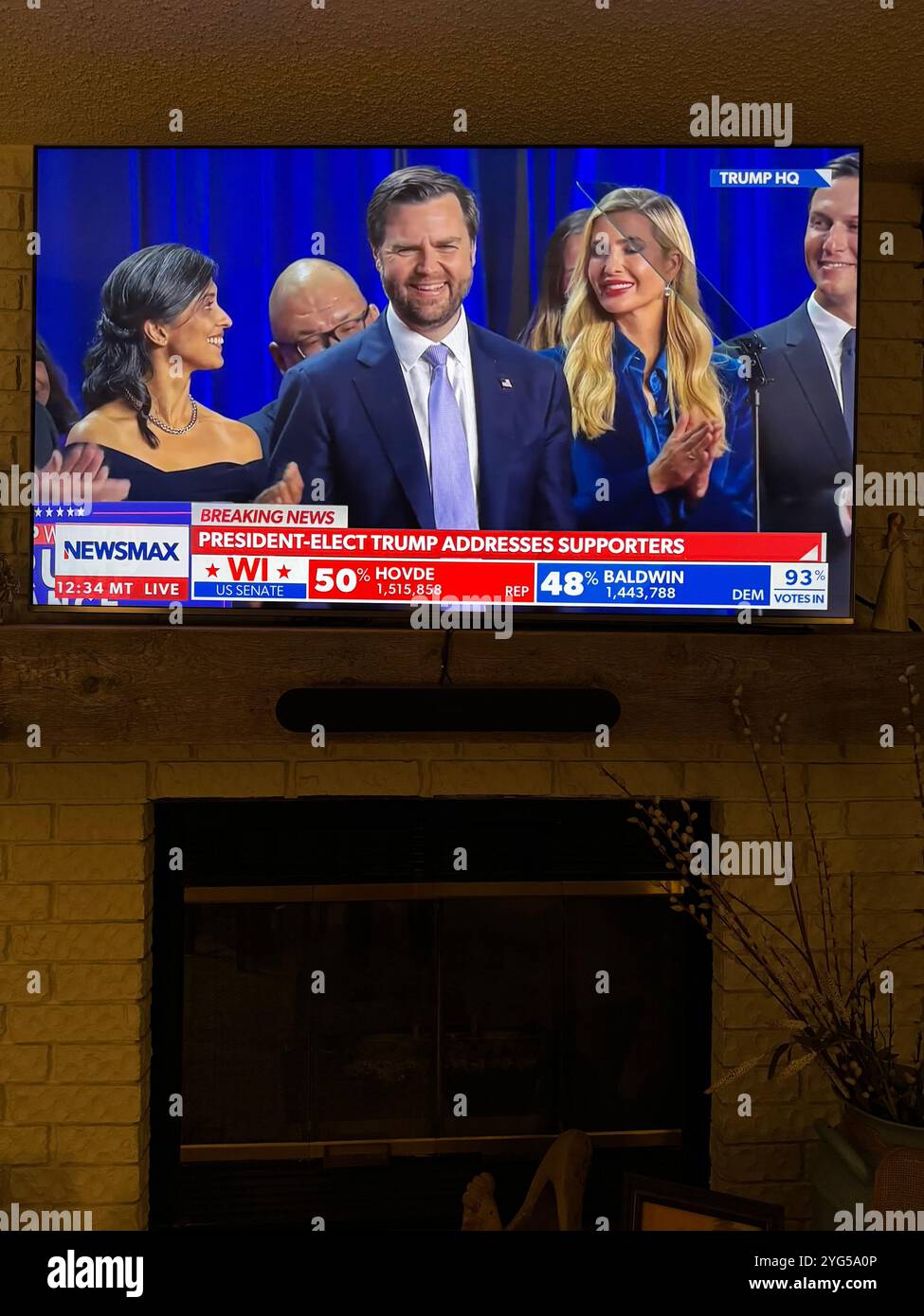 JD Vances kurze Post-Win-Rede, nachdem er die Vizepräsidentschaft gewonnen hatte und mit seiner Frau Ushah Cuhilukuri Vance stand. USA - Smartphone-aufgenommenes Stockfoto