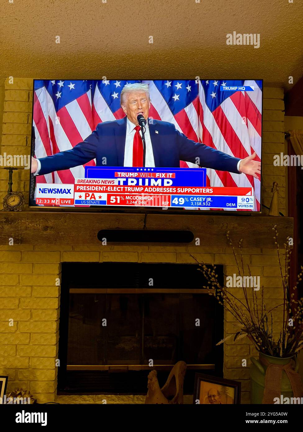 Donald Trumps Siegesrede 2024 nach dem Sieg der Wahl zum 47. Präsidenten der Vereinigten Staaten von Amerika. - Smartphone-aufgenommenes Stockfoto