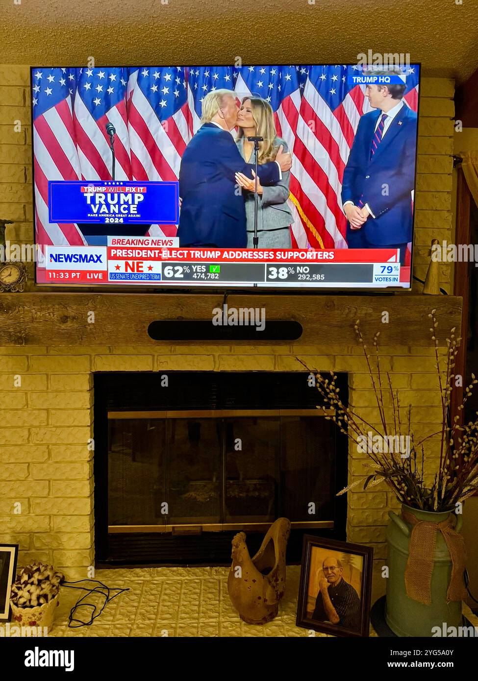 Donald Trumps Siegesrede, nachdem er die Wahl zum 47. Präsidenten der Vereinigten Staaten von Amerika mit Frau und Sohn Melania & Barron gewonnen hatte. - Smartphone-aufgenommenes Stockfoto