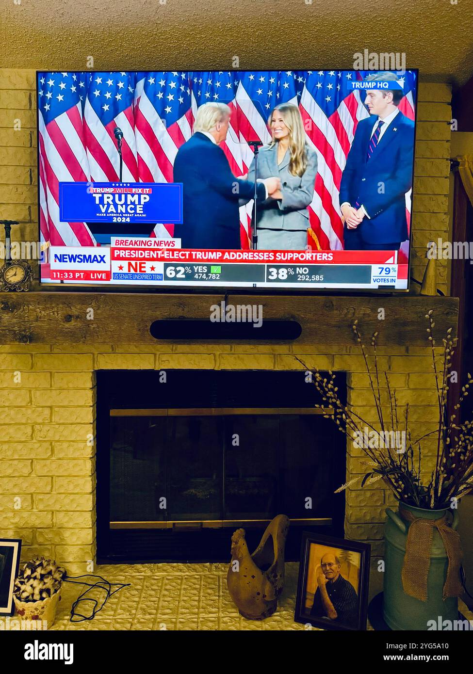 Donald Trumps Siegesrede, nachdem er die Wahl zum 47. Präsidenten der Vereinigten Staaten von Amerika mit Frau und Sohn Melania & Barron gewonnen hatte. - Smartphone-aufgenommenes Stockfoto