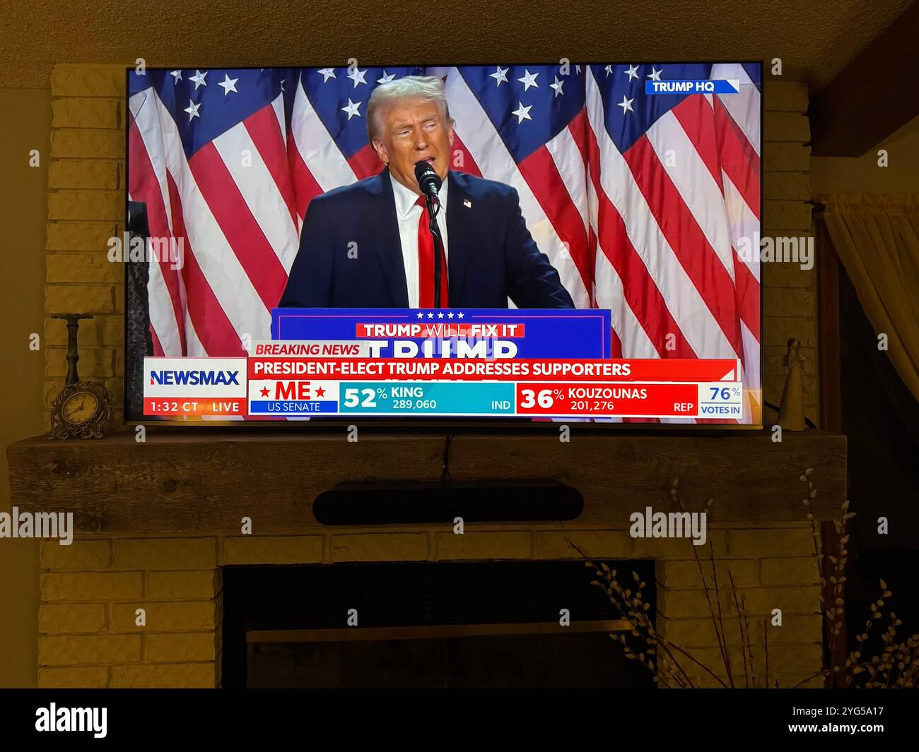 Donald Trumps Siegesrede 2024 nach dem Sieg der Wahl zum 47. Präsidenten der Vereinigten Staaten von Amerika. - Smartphone-aufgenommenes Stockfoto