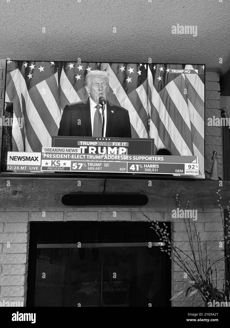 Donald Trumps Siegesrede 2024 nach dem Sieg der Wahl zum 47. Präsidenten der Vereinigten Staaten von Amerika. - Smartphone-aufgenommenes Stockfoto