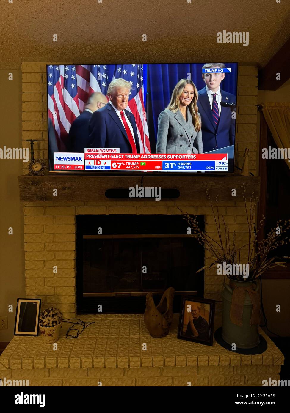 Donald Trumps Siegesrede, nachdem er die Wahl zum 47. Präsidenten der Vereinigten Staaten von Amerika mit Frau und Sohn Melania & Barron gewonnen hatte. - Smartphone-aufgenommenes Stockfoto