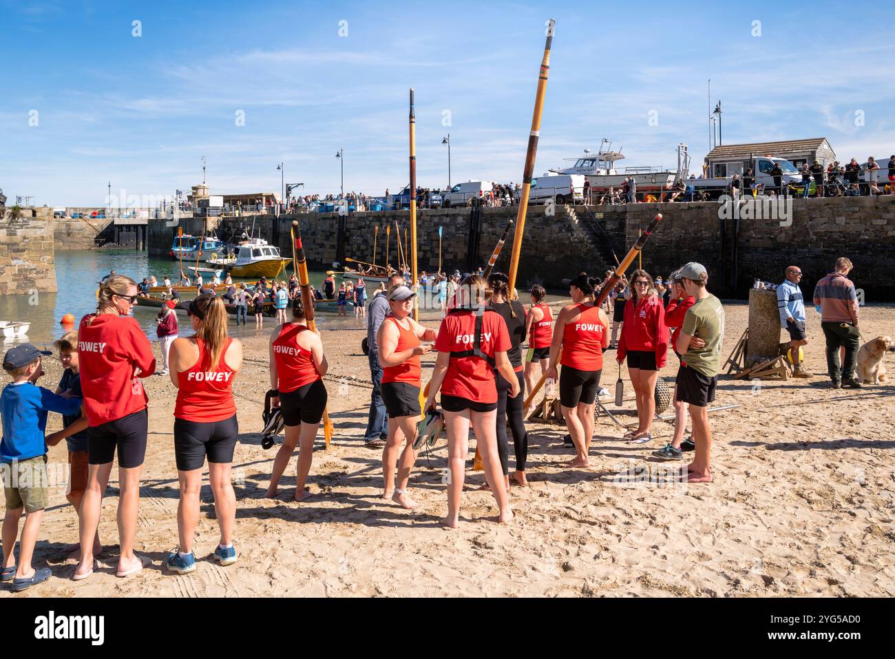 Die Piloten-Gig-Crew mit ihren Rudern wartet darauf, an Bord ihres Piloten-Gig für die Women's Newquay County Championships Cornish Pilot Gig Rowing in Newquay zu gehen Stockfoto