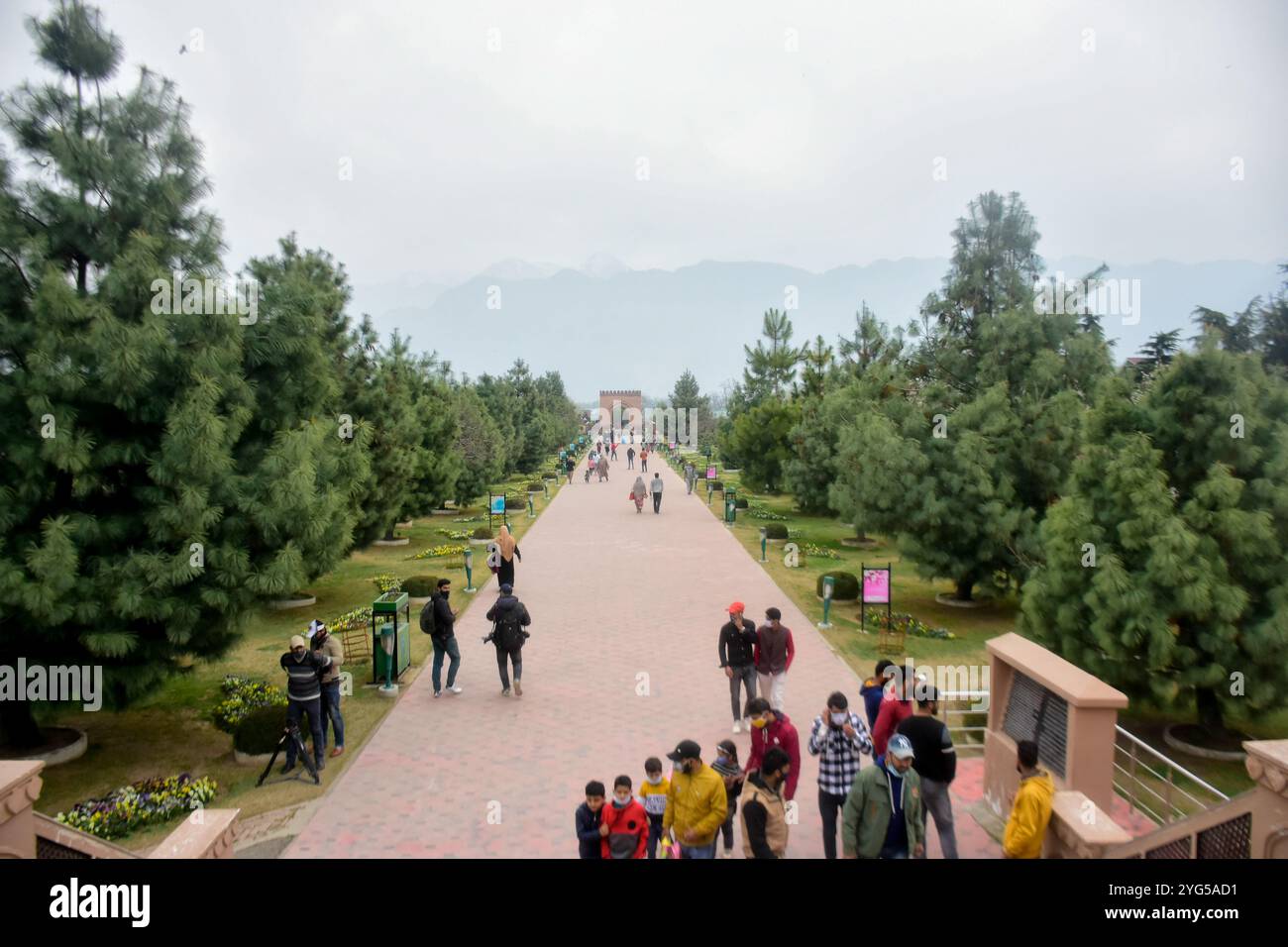 Srinagar, Kaschmir. 21. März 2021. Einheimische und Besucher genießen die Landschaft und den Badamwari-Garten und seine blühenden Mandelbäume in Srinagar, im indischen Kaschmir. Der Garten, der am 21. März für die Öffentlichkeit geöffnet wurde, befindet sich in den Ausläufern des historischen Hari Parbat oder „Koh-e-Maran“ Hügels mit der Festung Durrani und ist ein wichtiger Ort in Srinagar sowohl für Einheimische als auch für Touristen Stockfoto