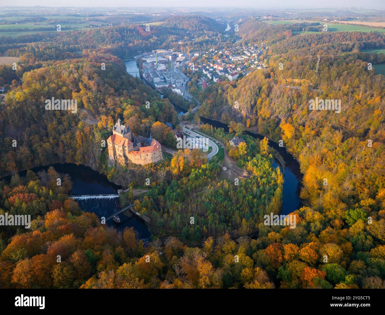 Luftbild Burg Kriebstein Burg Kriebstein am Fluss Zschopau Blick auf Kriebethal und die WEPA Deutschland GmbH & Co. KG, Kriebstein Kriebstein Sachsen Deutschland *** aus der Vogelperspektive von Schloss Kriebstein Schloss Kriebstein am Fluss Zschopau Ansicht von Kriebethal und WEPA Deutschland GmbH Co KG, Kriebstein Kriebstein Sachsen Deutschland Kriebstein24 00108 Stockfoto