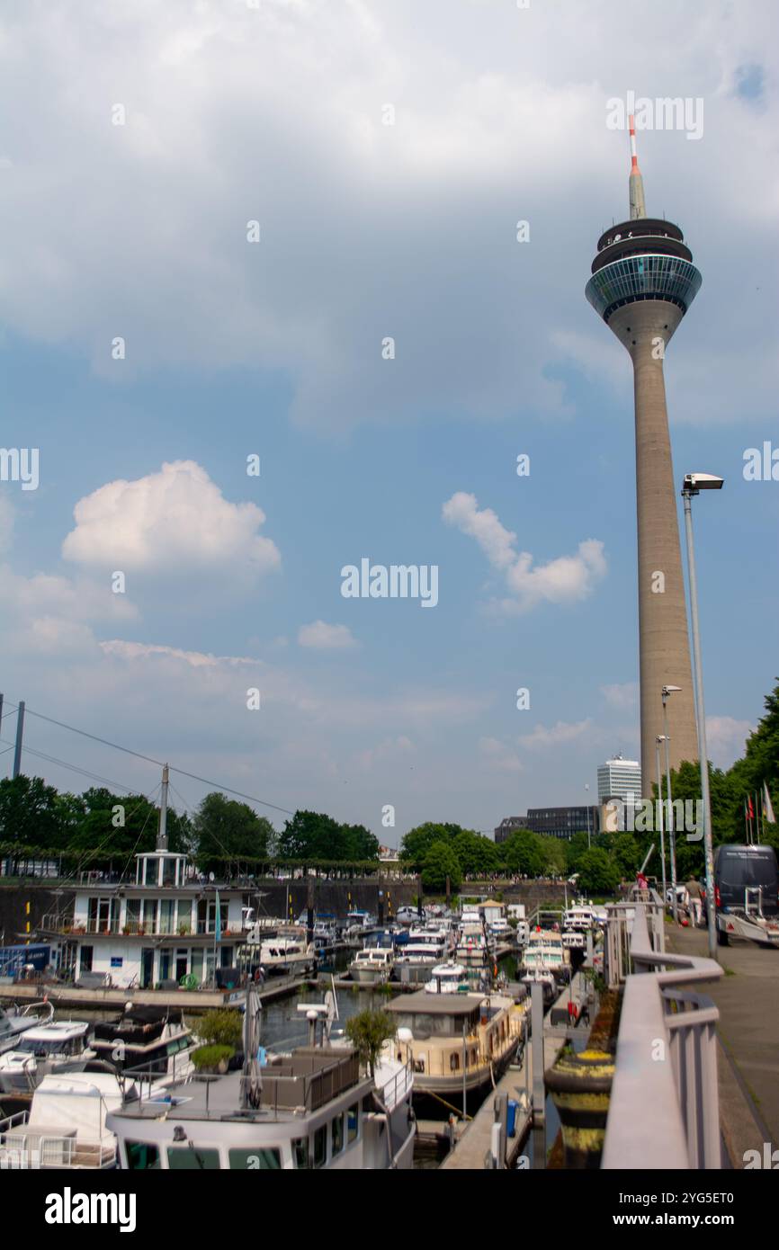 Skyline der Stadt Düsseldorf, Deutschland vom D sseldorf-Hafen, einem Stadtteil von D sseldorf, am Rhein gelegen und die Lage des c Stockfoto