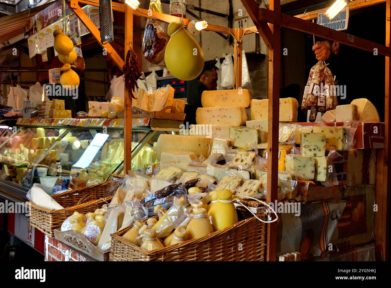 Italienische Delikatessen. Käse, Salami und Würstchen auf einem traditionellen Lebensmittelmarkt in Catania, Sizilien, Italien. Stockfoto