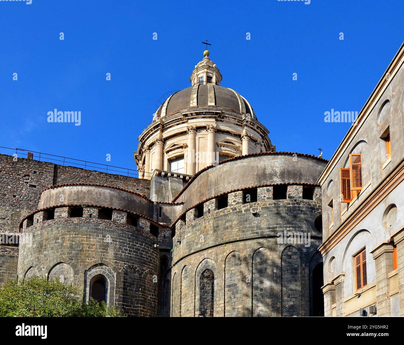 Die normannische Apsis und die Kuppel der Metropolitan Cathedral von Saint Agatha, die in der Regel als Catania Cathedral bekannt ist. Catania, Sizilien, Italien. Stockfoto