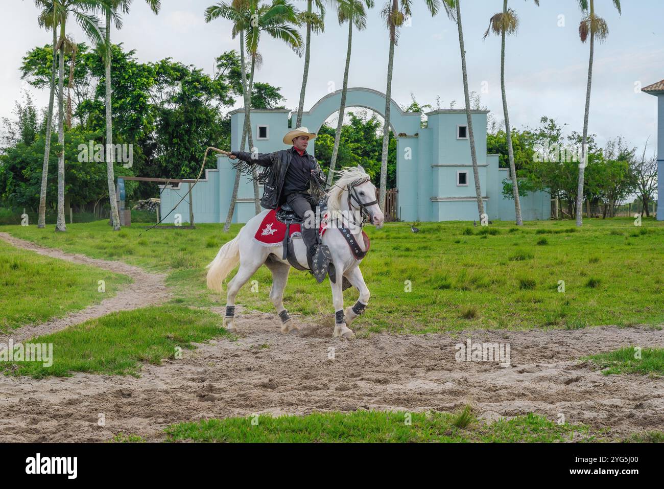 Ein Künstler, der Beto Carrero auf einem weißen Pferd ähnelt - Fantasy Land im Beto Carrero World Theme Park Stockfoto