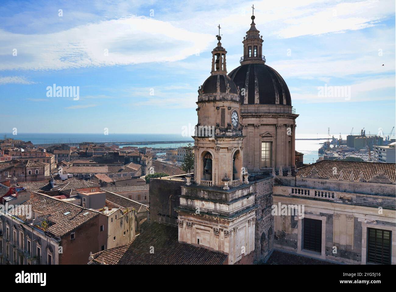 Kuppel und Glockenturm der Metropolitan Cathedral von Saint Agatha, die in der Regel als Catania Cathedral bekannt ist. Catania, Sizilien, Italien. Stockfoto