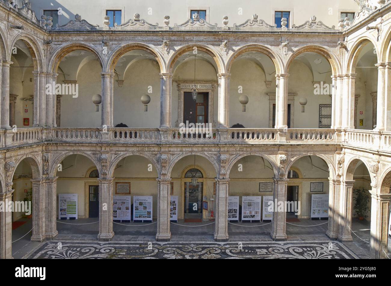 Das Kloster des Palazzo dell'Università (Universität Catania) mit zwei Ordnungen von Loggien ist ein beispielhaftes architektonisches Werk von Vaccarini. Stockfoto