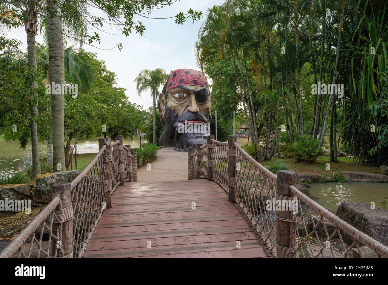 Riesige Piratenkopfskulptur mit dickem Bart, Augenfleck und klassischem Bandana - Pirates Island im Beto Carrero World Theme Park Stockfoto