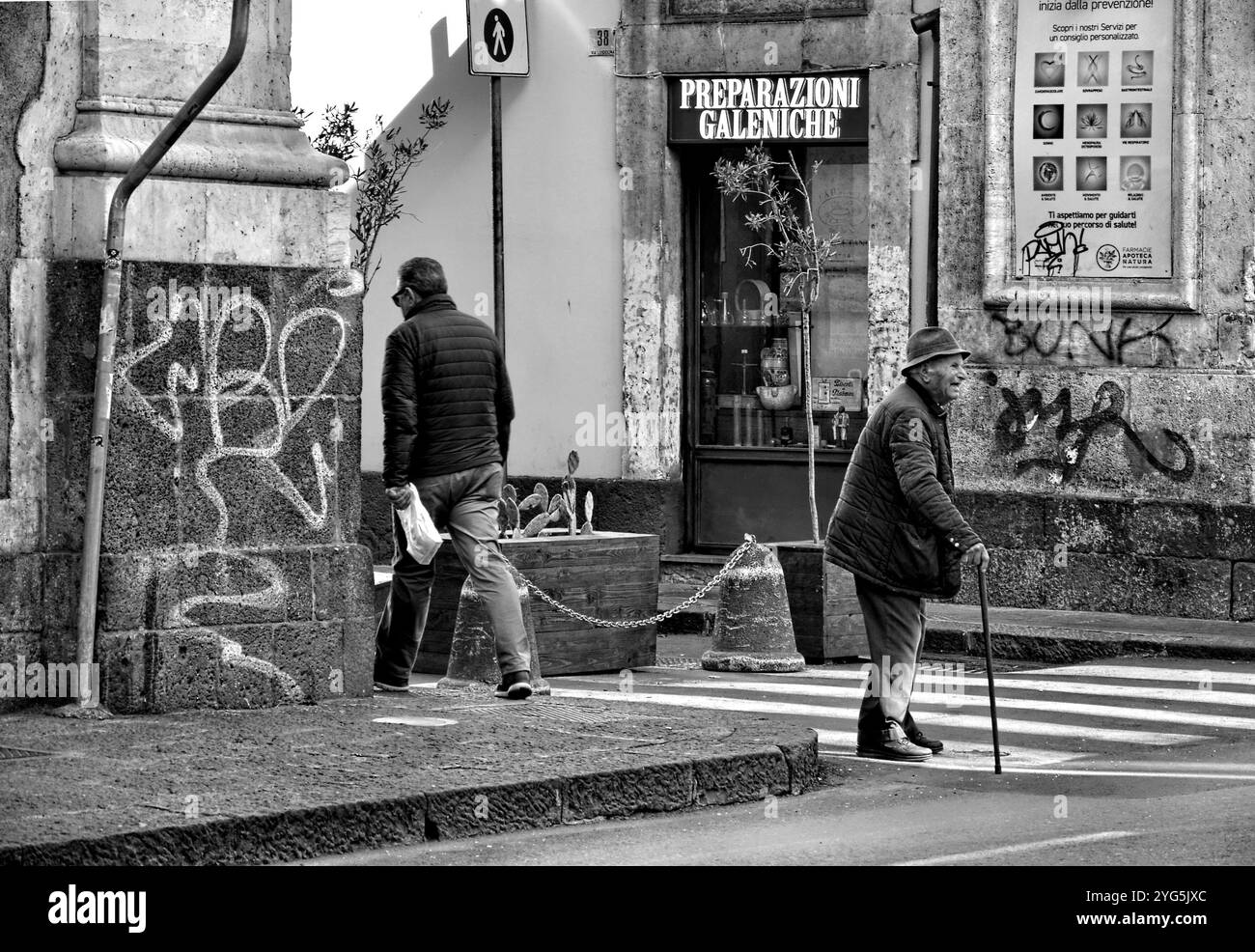 Ältere Person, die mit einem Stock vor der Apotheke läuft. Catania, Sizilien, Italien. Stockfoto