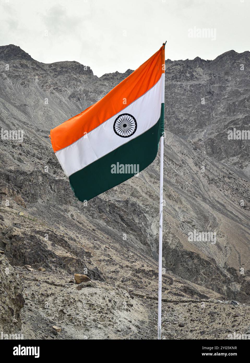 Die indische Flagge, die hoch im Herzen der Natur liegt, verkörpert den Geist der Widerstandsfähigkeit und des Nationalstolzes. Stockfoto