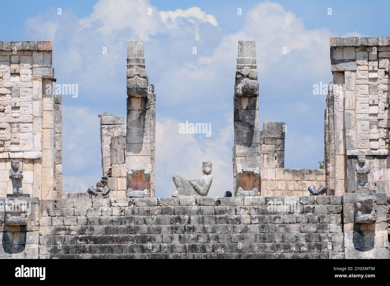 Chichen Itza alte Steinruinen mit bewölktem Himmel, Maya-Architektur Stockfoto