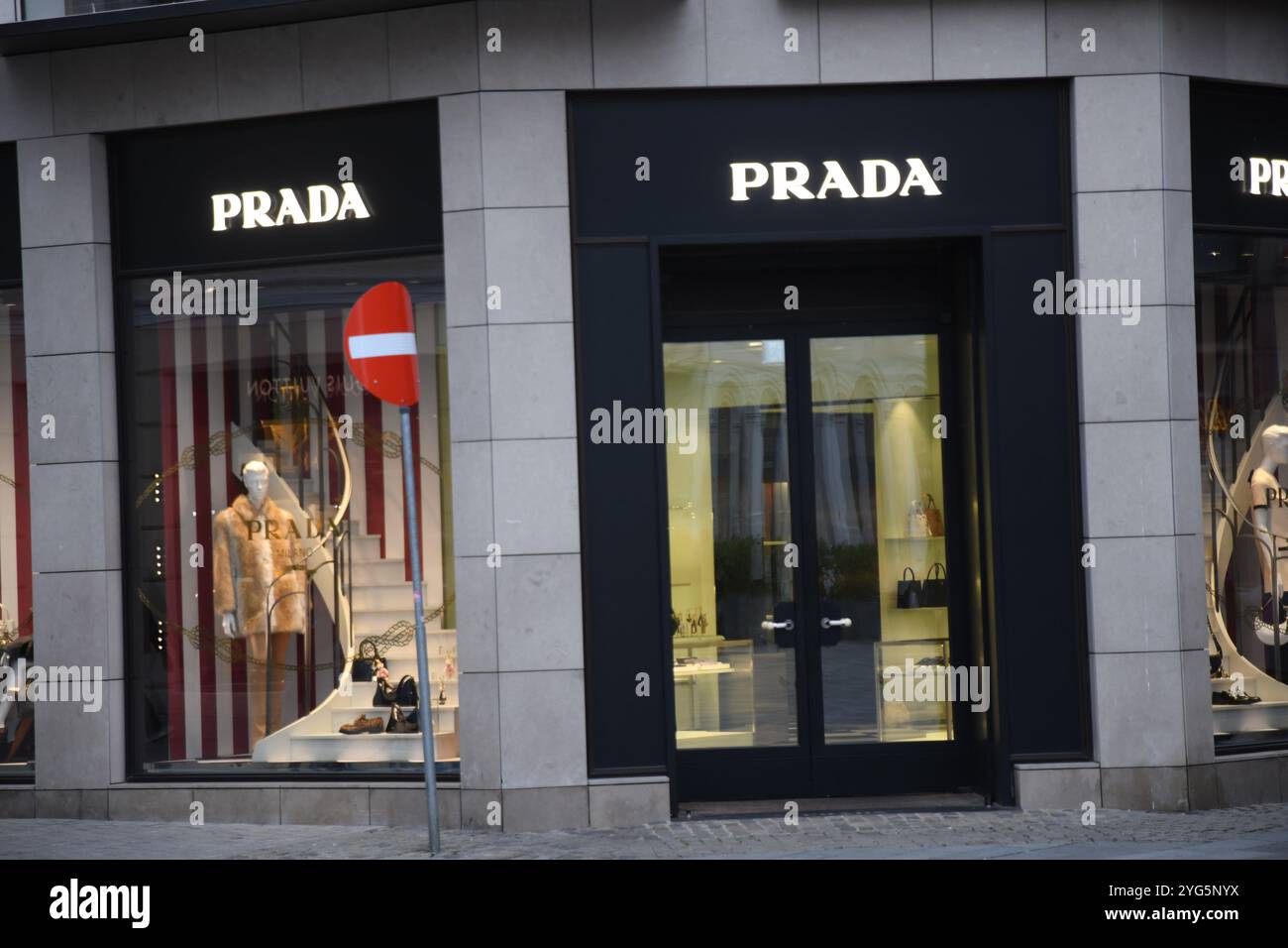 Kopenhagen/Dänemark/06 Oktober 2024/Prada-Laden auf den Finanzfüßern stroeget in der dänischen Hauptstadt. (Foto. Francis Joseph Dean/Dean Pictures) (nicht für kommerzielle Zwecke) Stockfoto