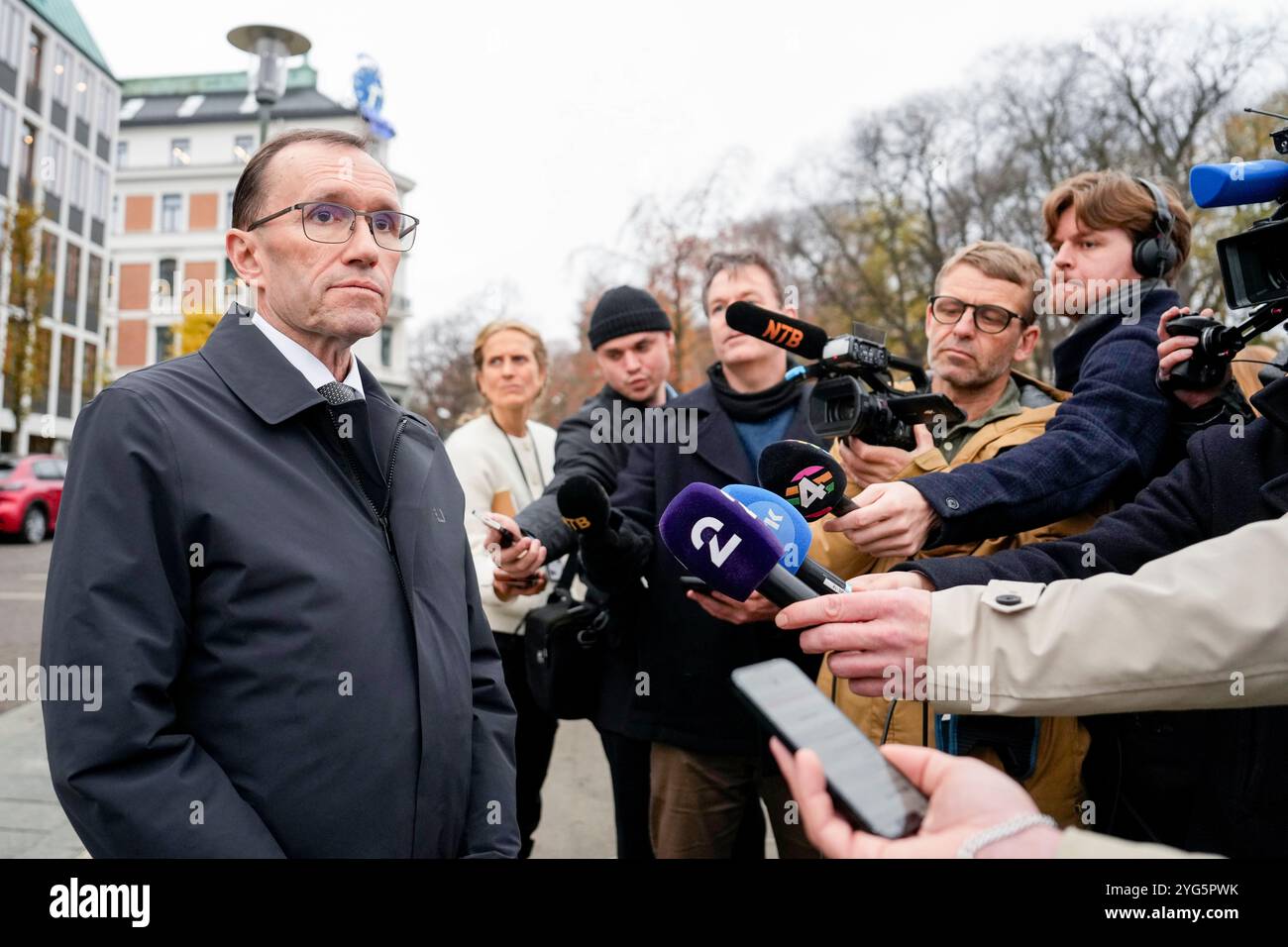 Oslo 20241106. Der norwegische Außenminister Espen Barth Eide kommentiert die Wahl in den USA außerhalb des Außenministeriums. Foto: Beate Oma Dahle / NTB Stockfoto