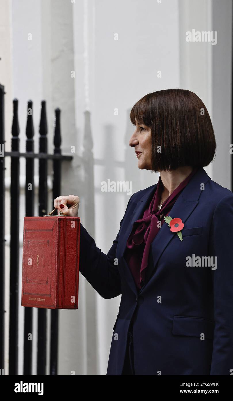 England, London, Westminster, Downing Street, 30. Oktober 2024, Rachel Reeves Parlamentsabgeordnete, die erste Kanzlerin des Finanzministeriums mit dem Budget in der Versandbox. Stockfoto